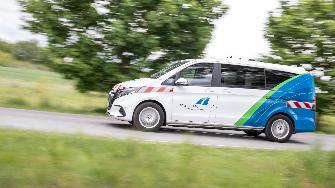 
Außendienstfahrzeug von Toll Collect fährt auf einer Straße