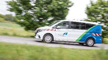 
Außendienstfahrzeug von Toll Collect fährt auf einer Straße