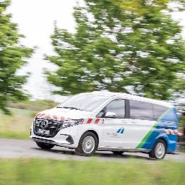 
Ein Toll Collect Außendienstfahrzeug fährt auf einer Landstraße
