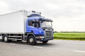 
Blauer Lastwagen auf einer mehrspurigen Straße