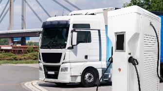 
Ein weißer Lkw wird an einer Ladestation für Elektrofahrzeuge geladen.
