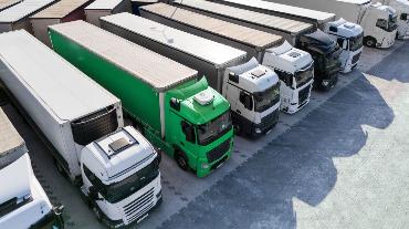 
Mehrere Lkw stehen nebeneinander auf einer Lkw-Rastanlage