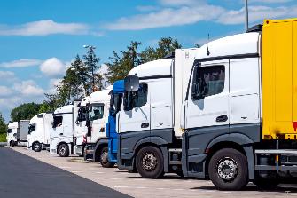 
Mehrere geparkte Lkw in einer Reihe auf einem Parkplatz