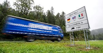 
Ein Lkw fährt bei einem Hinweisschild zur Lkw-Maut vorbei.