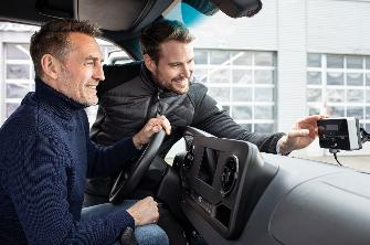 
Servicepartner erklärt einem Fahrer die Bedienung einer OBU