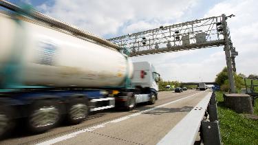 
Lkw fährt durch eine Kontrollbrücke.