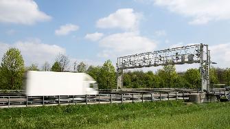 
Kontrollbrücke auf der Autobahn zur automatisierten Mautkontrolle