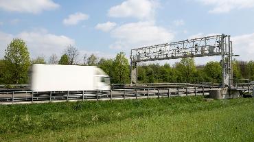 
Kontrollbrücke auf der Autobahn zur automatisierten Mautkontrolle