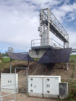 
Kontrollbrücke mit Solaranlagen