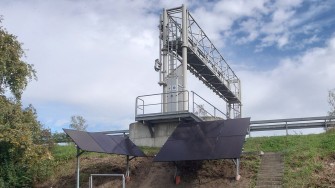 
Kontrollbrücke mit Solaranlagen