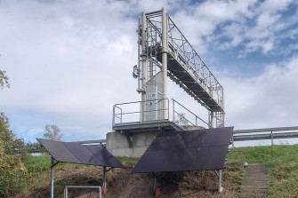 
Kontrollbrücke mit Solaranlagen