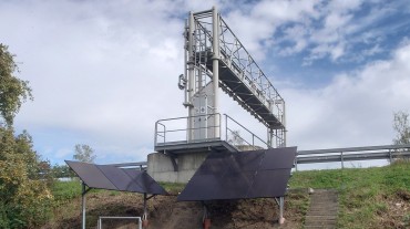 
Kontrollbrücke mit Solaranlagen