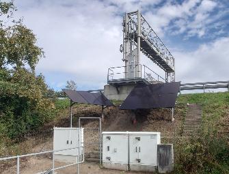 
Kontrollbrücke mit Solaranlagen