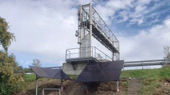 
Kontrollbrücke mit Solaranlagen