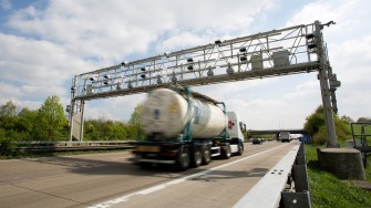 
Ein Lkw unter einer Kontrollbrücke, mit der die Mautpflicht geprüft wird.