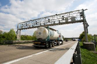 
Ein Lkw unter einer Kontrollbrücke, mit der die Mautpflicht geprüft wird.