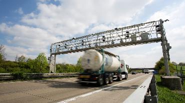 
Ein Lkw unter einer Kontrollbrücke, mit der die Mautpflicht geprüft wird.