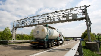 
Ein Lkw unter einer Kontrollbrücke, mit der die Mautpflicht geprüft wird.