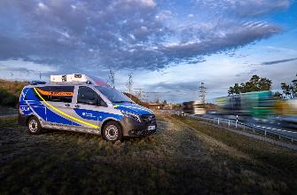 
Kontrollfahrzeug steht neben einer Straße und kontrolliert den Lkw-Verkehr