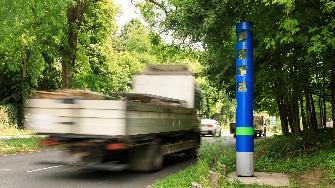 
Kontrollsäule an einer Bundesstraße zur Überprüfung von mautpflichtigen Fahrzeugen