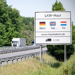 
Hinweisschild zur Lkw-Maut für Fahrzeuge über 3,5 Tonnen an einer Autobahn