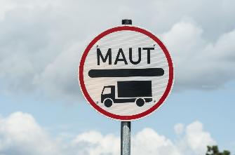 
Großaufnahme eines Maut-Hinweisschilds