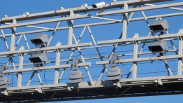 
Detailansicht einer Kontrollbrücke mit Kameras und Sensoren