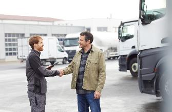 
Zwei Personen geben sich die Hand