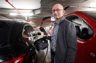 
Mitarbeiter von Toll Collect beim Laden eines Dienstwagens