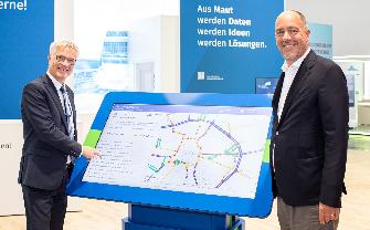 
Mark Erichsen, Toll Collect, und Christian Hoffmann, BALM, präsentieren das Lkw-Verkehrsportal auf der Messe transport logistik in München