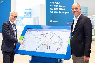 
Mark Erichsen, Toll Collect, und Christian Hoffmann, BALM, präsentieren das Lkw-Verkehrsportal auf der Messe transport logistik in München