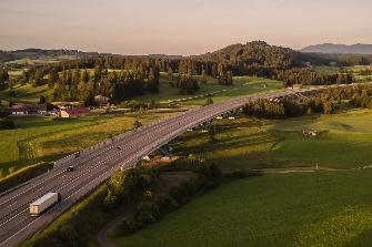 
Autobahn führt durch grüne Landschaft