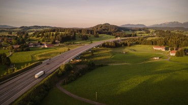 
Autobahn führt durch grüne Landschaft