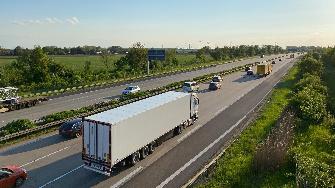 
Foto eines Lkw und weiterer Kraftfahrzeuge auf der Autobahn A2