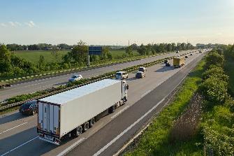 
Foto eines Lkw und weiterer Kraftfahrzeuge auf der Autobahn A2