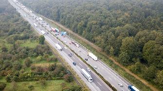 
Luftaufnahme einer Autobahn in Deutschland mit Lkw und Pkw auf mehreren Spuren