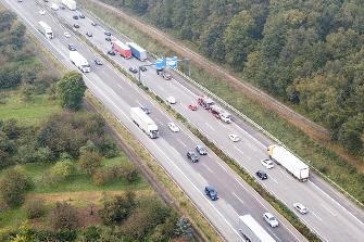 
Luftaufnahme einer Autobahn in Deutschland mit Lkw und Pkw auf mehreren Spuren