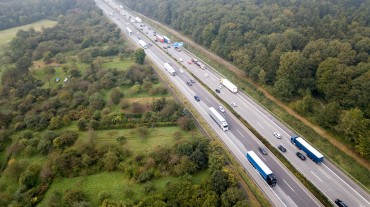 
Luftaufnahme einer Autobahn in Deutschland mit Lkw und Pkw auf mehreren Spuren
