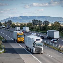 
Mehrere Lkw und Autos fahren auf einer Autobahn
