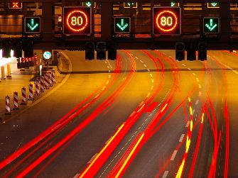 
Verkehrsleitsystem mit Geschwindigkeitsbegrenzung auf 80 km/h.