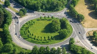 
Blick von oben auf einen Kreisverkehr