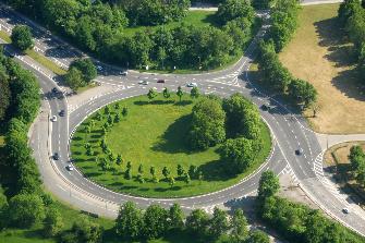 
Blick von oben auf einen Kreisverkehr