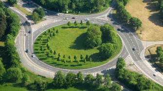 
Blick von oben auf einen Kreisverkehr