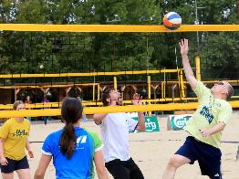 
Mitarbeitende beim gemeinsamen Volleyball-Spiel