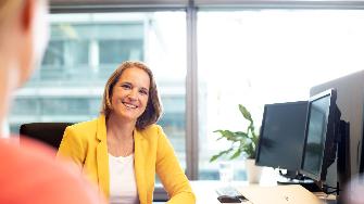 
Zwei Mitarbeiterinnen im Gespräch am Schreibtisch