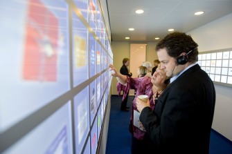 
Besucher betrachten Exponate in Ausstellung