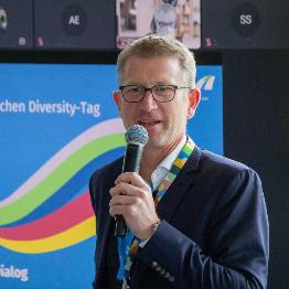 
Dr. Rolf Erfurt, Geschäftsführer von Toll Collect, spricht in ein Mikrofon vor einer Präsentation