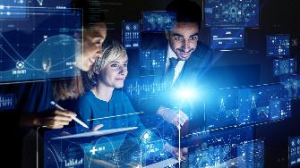 
Drei Personen umgeben von blauen Bildschirmen