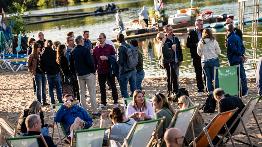 
Viele Mitarbeitende beim Sommerfest