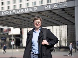 
Mitarbeiter beim Verlassen des Bahnhofs Potsdamer Platz